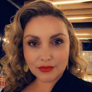 Meet your Posher, Claudia